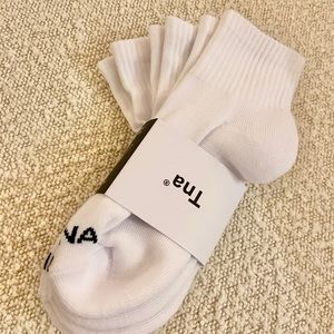 aritzia tna 3pk white crew socks